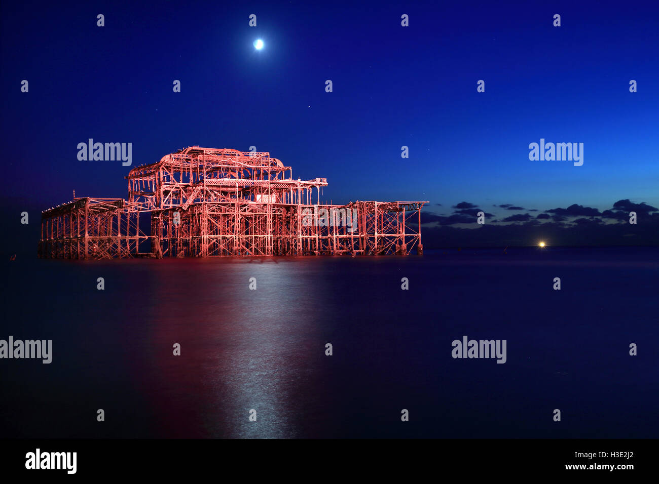 Brighton, UK. 6 octobre, 2016. Le reste de la jetée Ouest est illuminé par une lumière colorée pour célébrer son 150e anniversaire à Brighton, Royaume-Uni, le jeudi 6 octobre 2016. La jetée a été conçu et engineed par Eugenius Birch et coûtent £27 000. Il a été ouvert au public en 1866, fermée en 1975 et détruite par un incendie en 2003. Credit : Luke MacGregor/Alamy Live News Banque D'Images