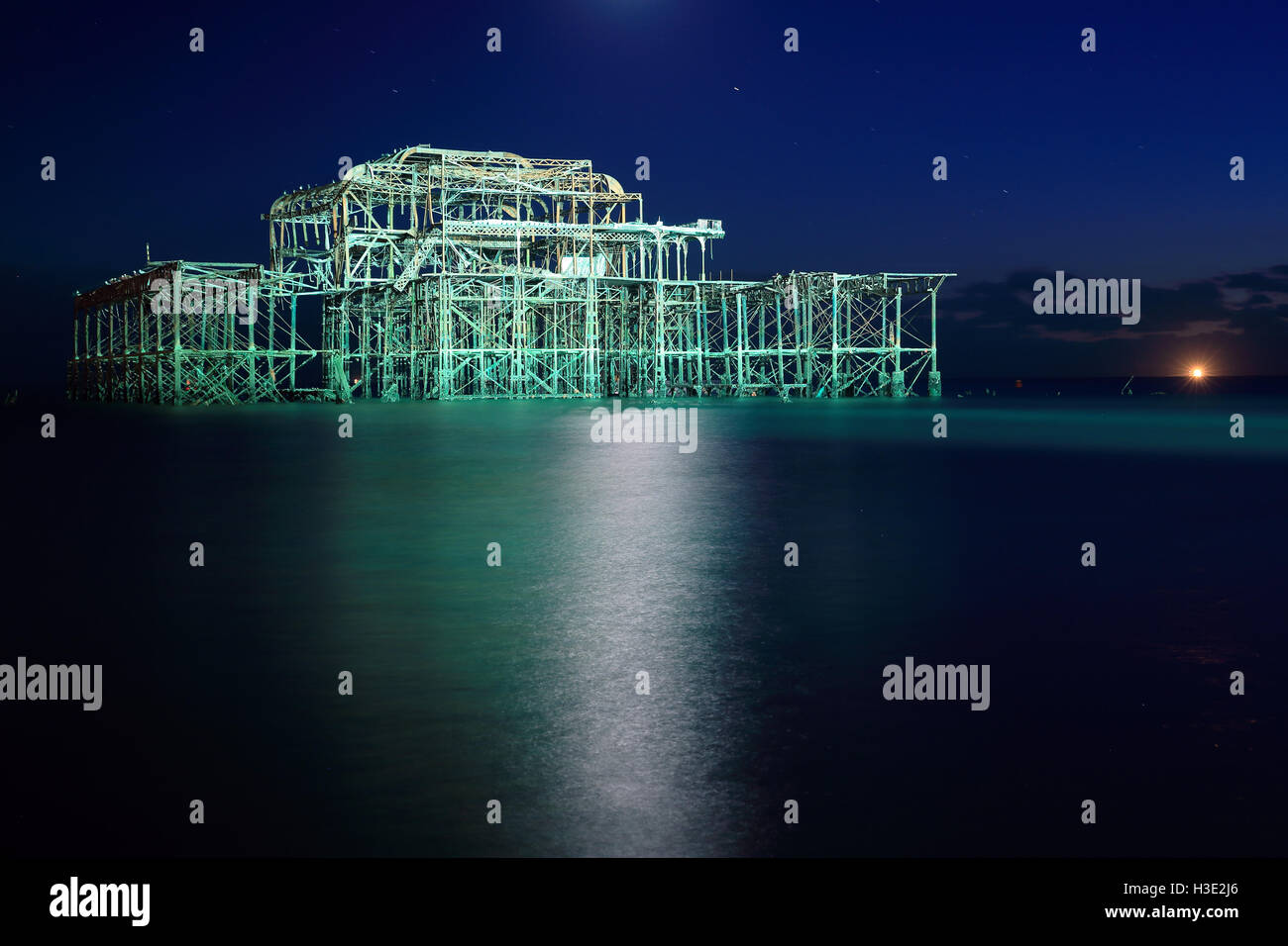 Brighton, UK. 6 octobre, 2016. Le reste de la jetée Ouest est illuminé par une lumière colorée pour célébrer son 150e anniversaire à Brighton, Royaume-Uni, le jeudi 6 octobre 2016. La jetée a été conçu et engineed par Eugenius Birch et coûtent £27 000. Il a été ouvert au public en 1866, fermée en 1975 et détruite par un incendie en 2003. Credit : Luke MacGregor/Alamy Live News Banque D'Images