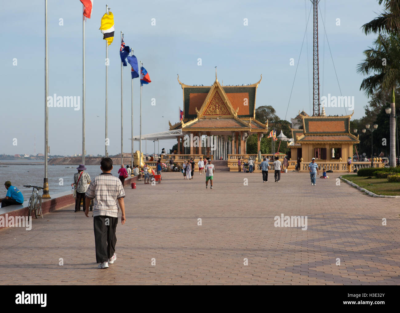 Les gens qui marchent sur Sisowath Quay, promenade vers Dong Temple Preah Ong Ar, Phnom Penh, Cambodge Banque D'Images