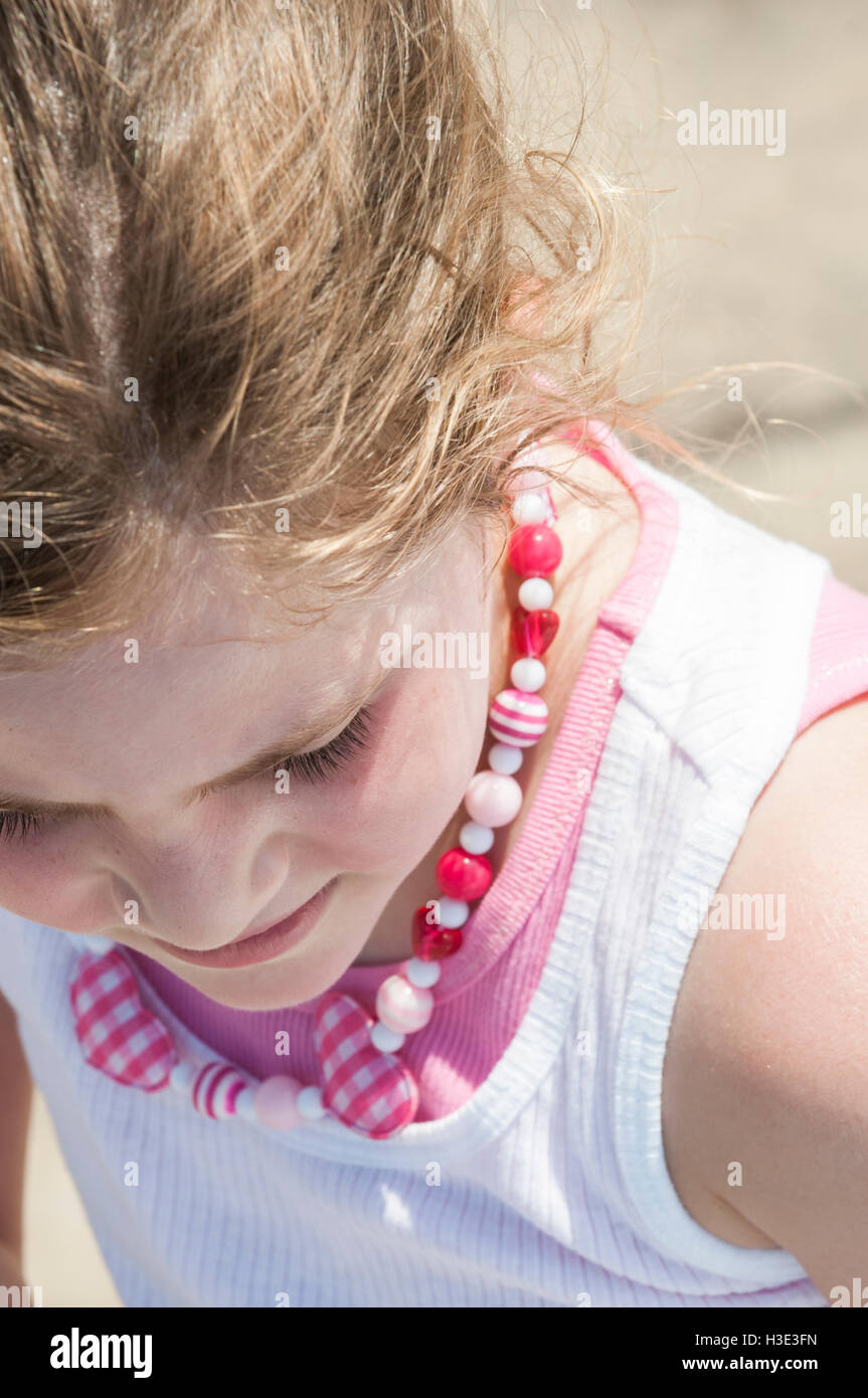 7 ans girl outdoors Banque D'Images