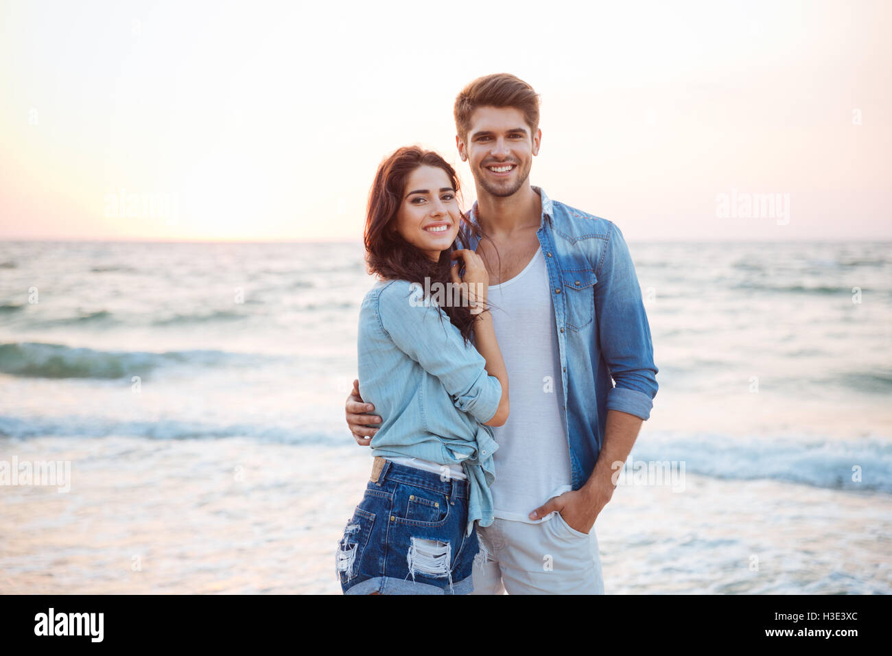 Portrait of happy young couple sur la plage Banque D'Images