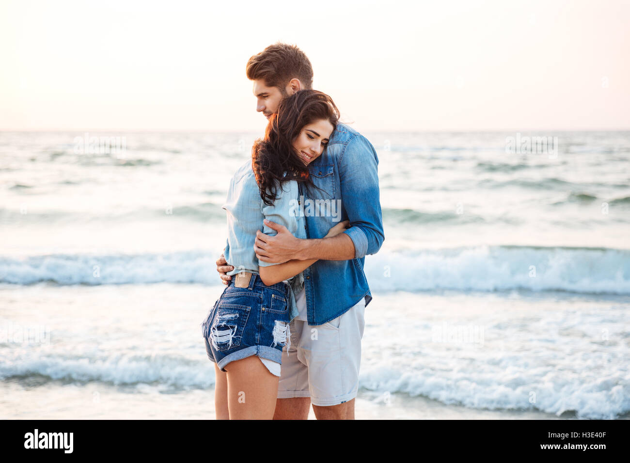 Offres Happy young couple hugging et sur la plage Banque D'Images