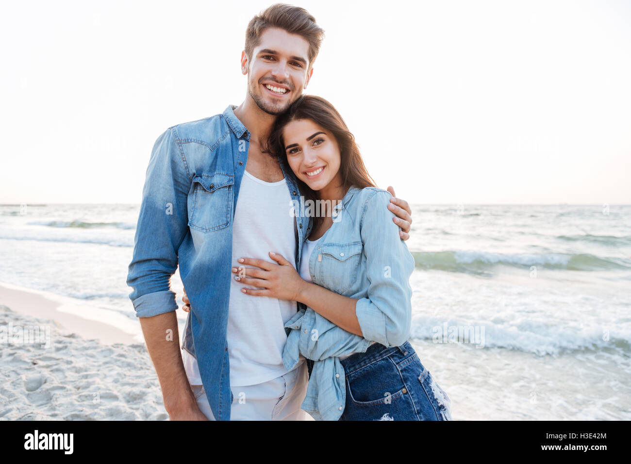 Smiling young couple in love hugging sur la plage Banque D'Images
