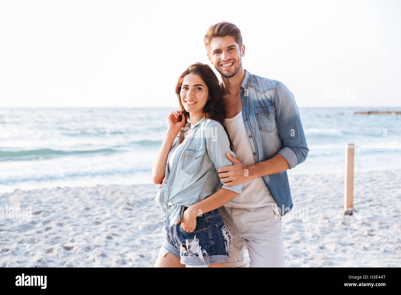 Portrait of happy young couple embracing et sur la plage Banque D'Images
