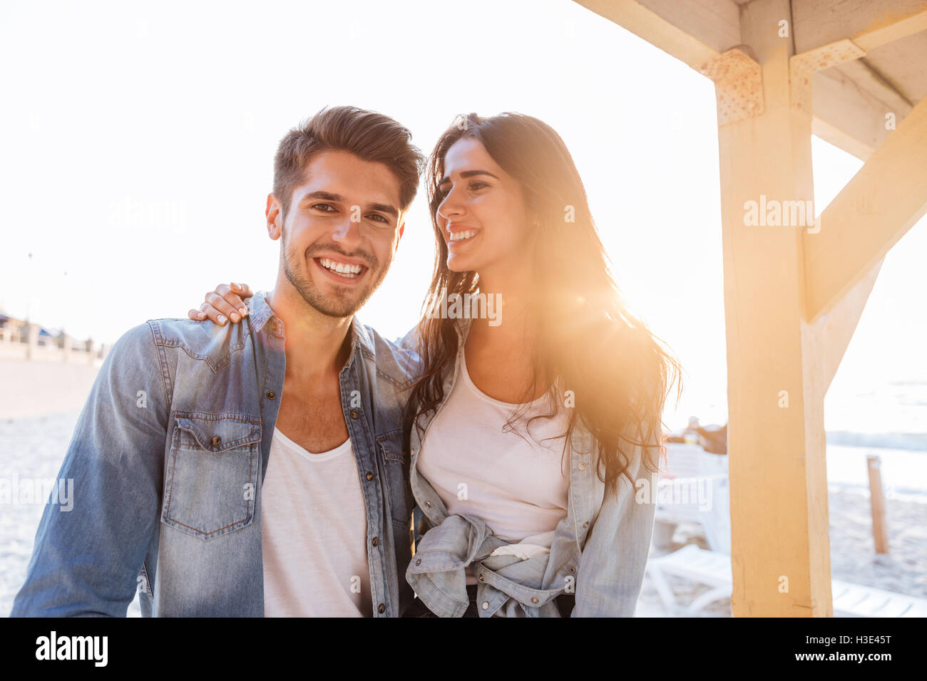 Les jeunes beaux laughing couple in love de détente à la plage Banque D'Images