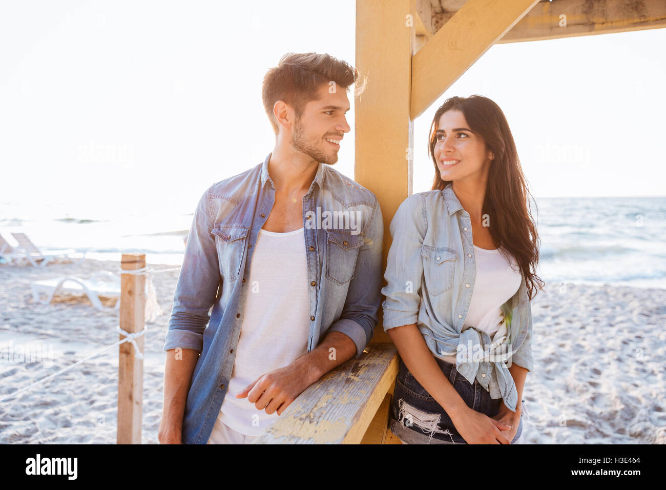 Young cheerful beautiful couple flirting at the beach Banque D'Images