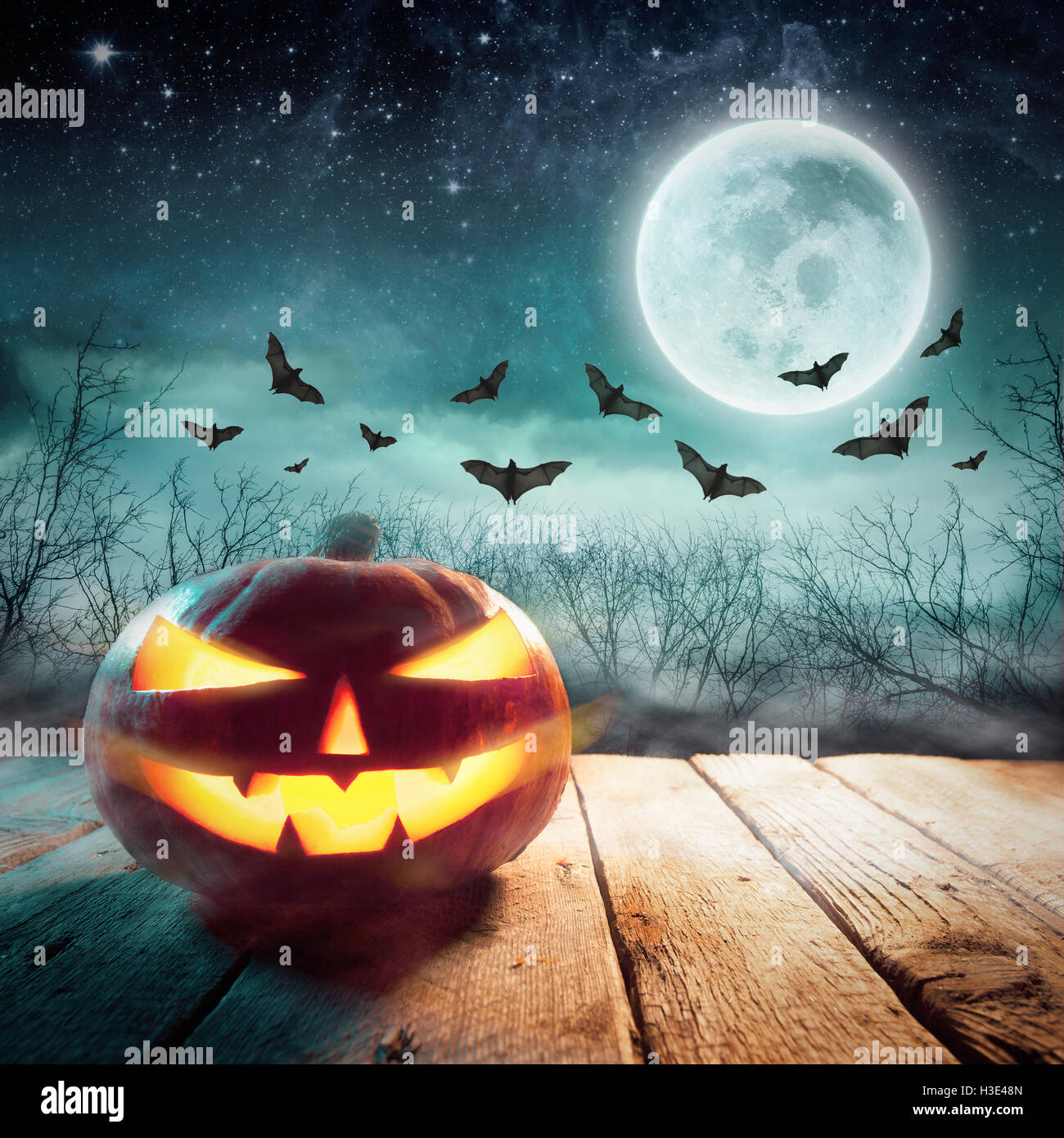 Jack rougeoyant dans un dark mist Forest. Éléments de cette image fournie par la NASA Banque D'Images