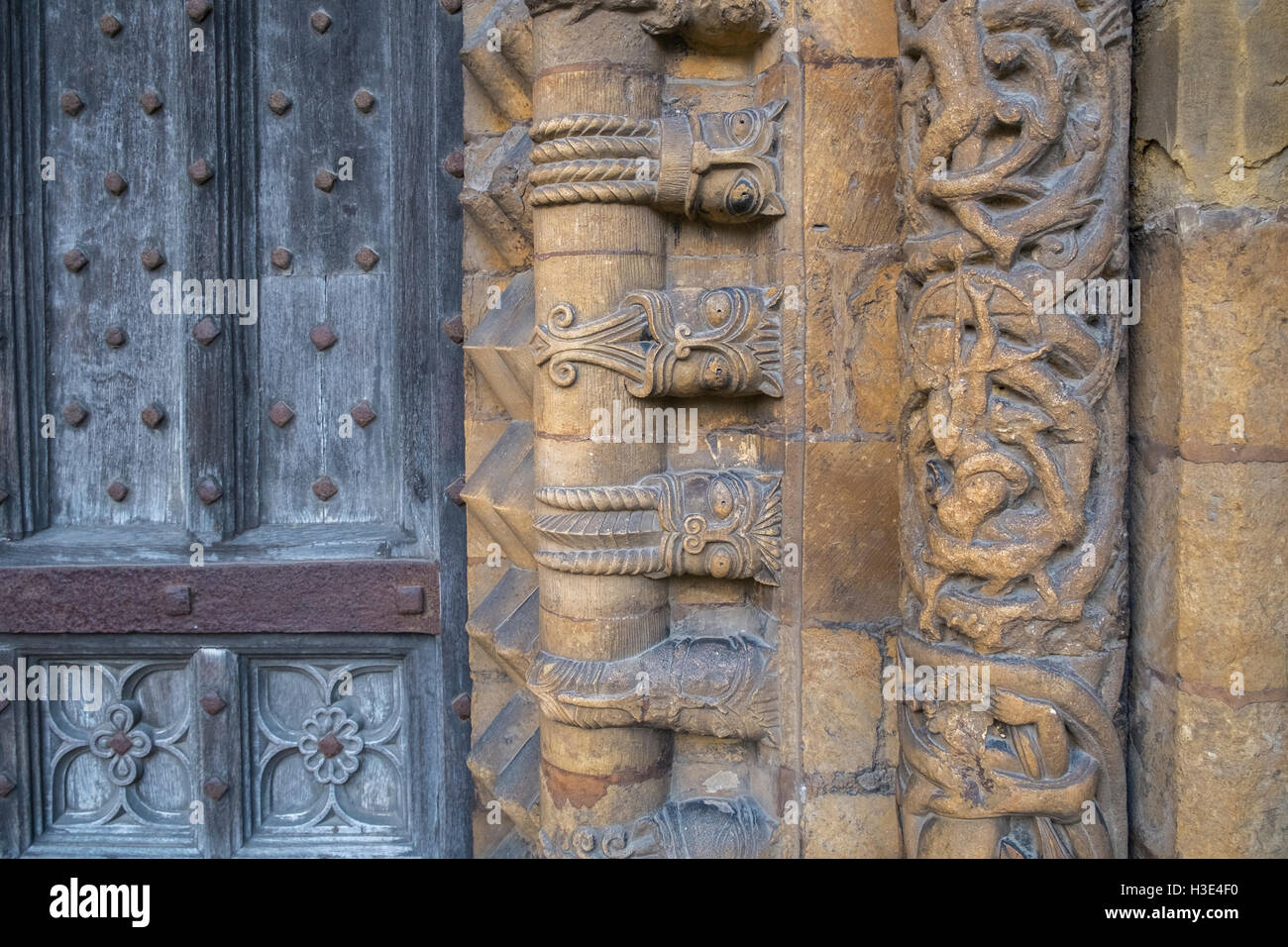 Close up détails architecturaux sur l'entrée ouest de la ville historique de la cathédrale de Lincoln, Lincolnshire, Angleterre, Royaume-Uni Banque D'Images