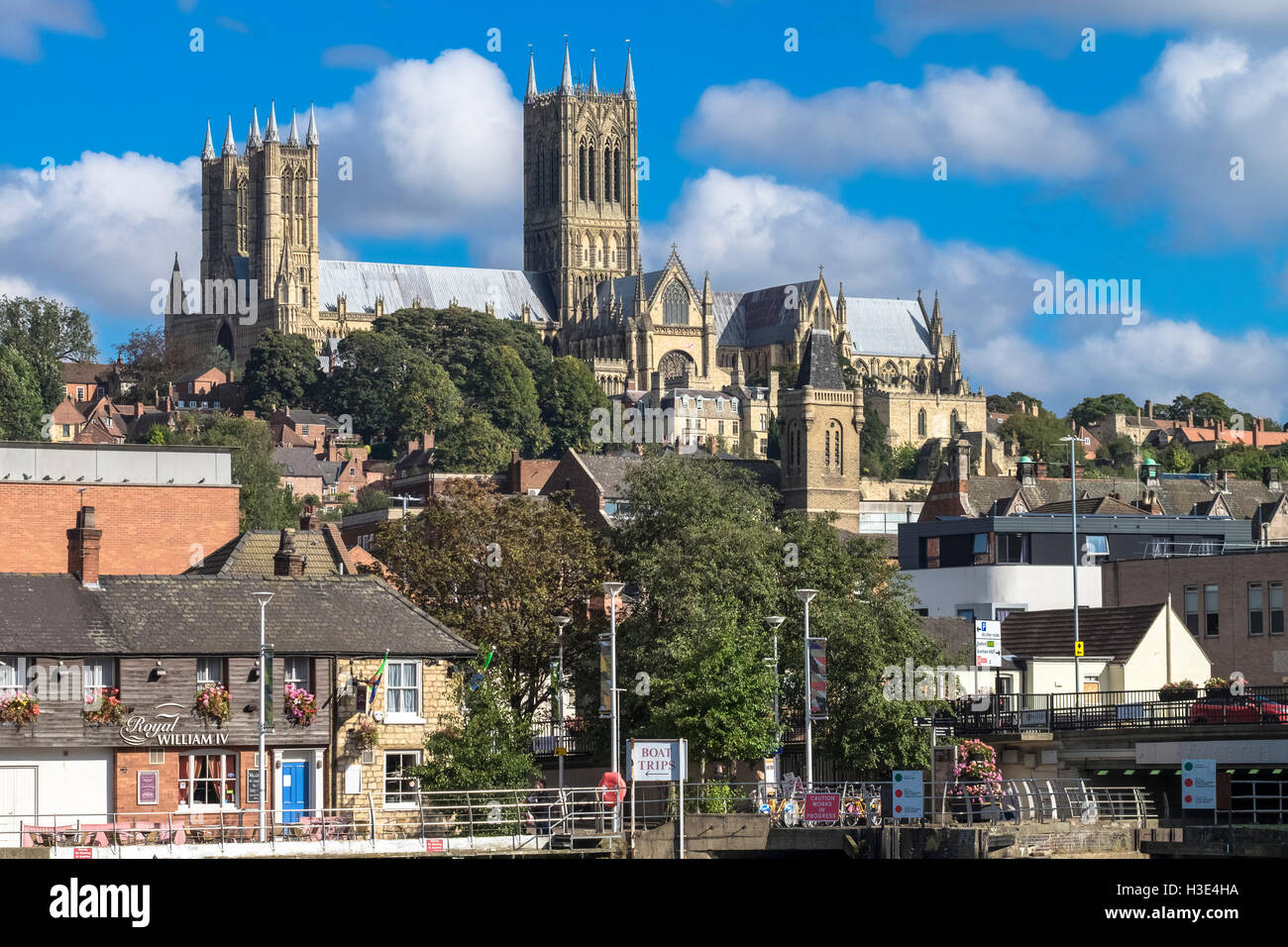 Voir l'historique de la cathédrale de Lincoln donnant sur les immeubles adjacents dans la ville de Lincoln, Lincolnshire, Angleterre, Royaume-Uni Banque D'Images