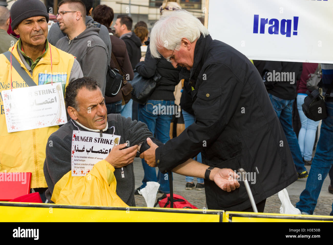 L'action dissidents iraniens en face de la porte de Brandebourg à Berlin dédié à ce massacre dans le camp d'Achraf. Banque D'Images