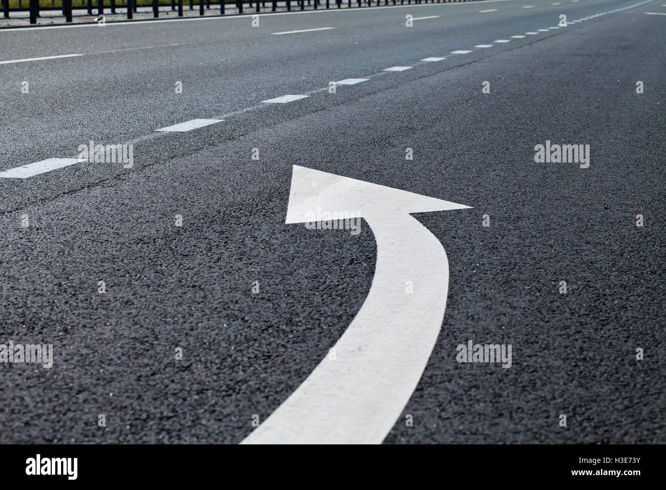 Signalisation en peinture blanche sur le trottoir Banque D'Images