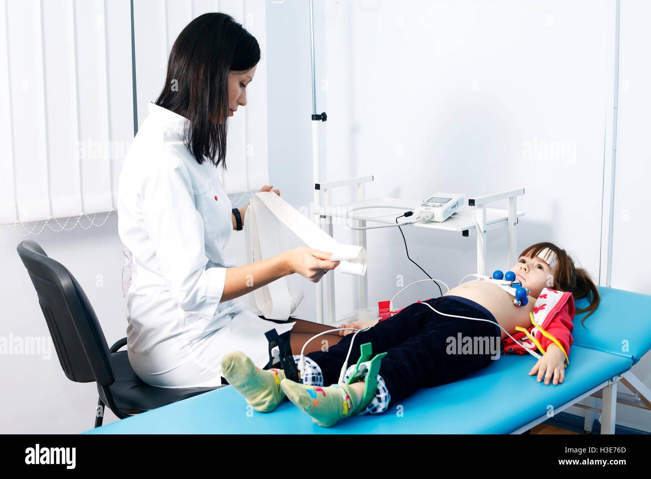 Une jeune femme médecin cardiologue effectue un sondage Banque D'Images