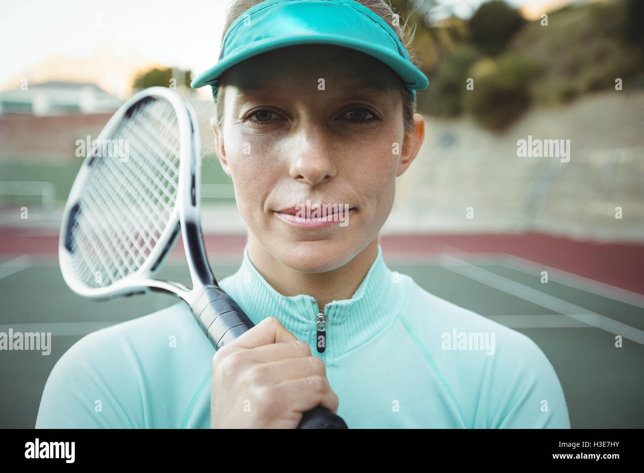 Portrait of female tennis player debout avec une raquette de tennis Banque D'Images