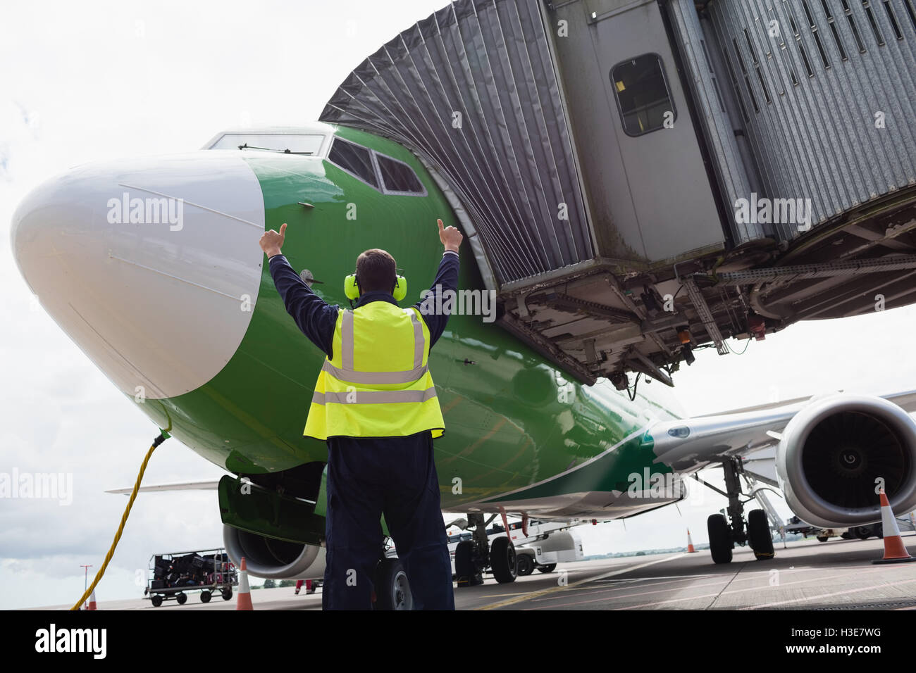 Vue arrière de l'équipage au sol de l'avion direction travailleur Banque D'Images