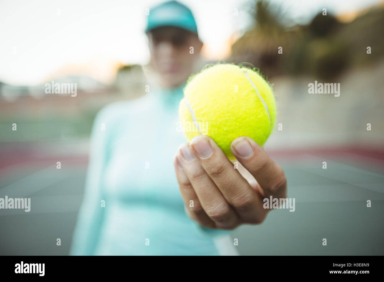 Tennis player tenant une balle de tennis Banque D'Images