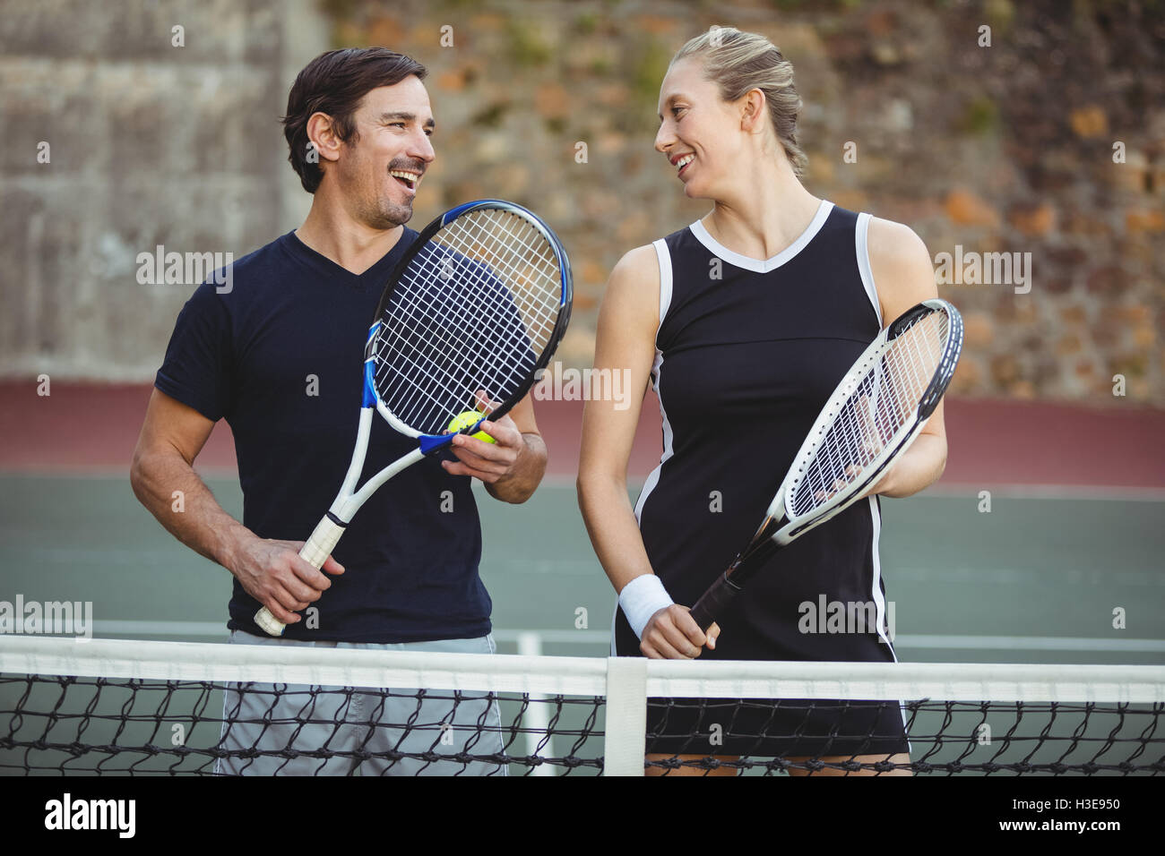 Heureux les joueurs de tennis racket permanent avec Banque D'Images