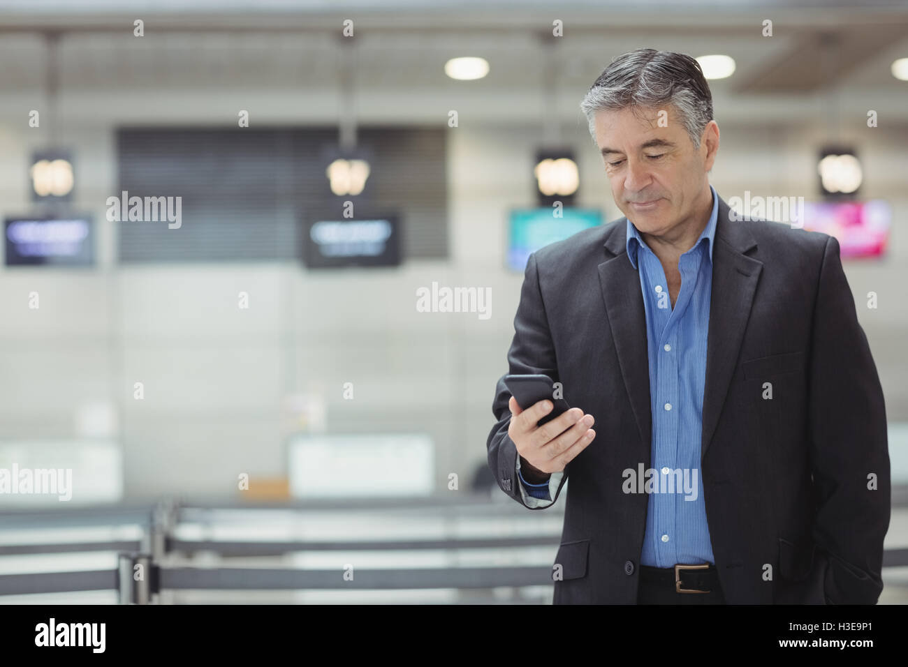 Business man using mobile phone Banque D'Images