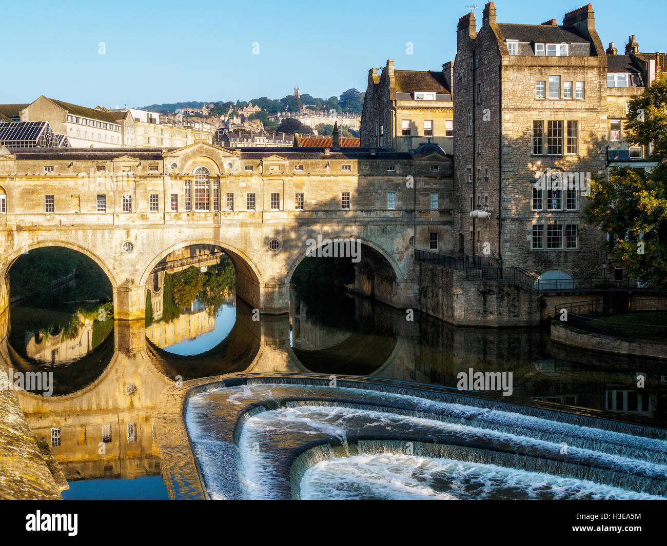 Vue de la pointe Pulteney Bridge et Weir à Bath Banque D'Images