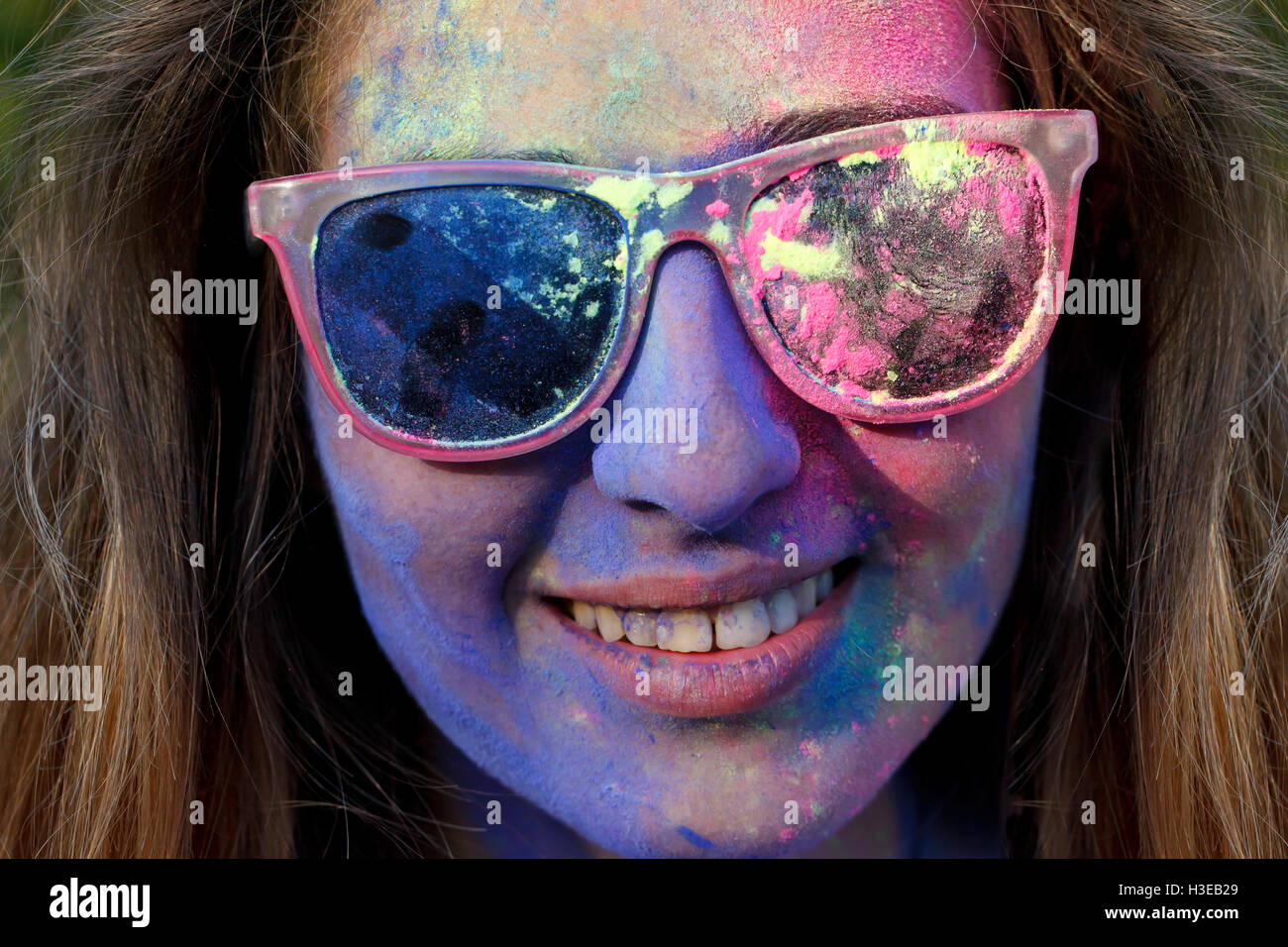 Une jeune fille sur le festival Holi Banque D'Images