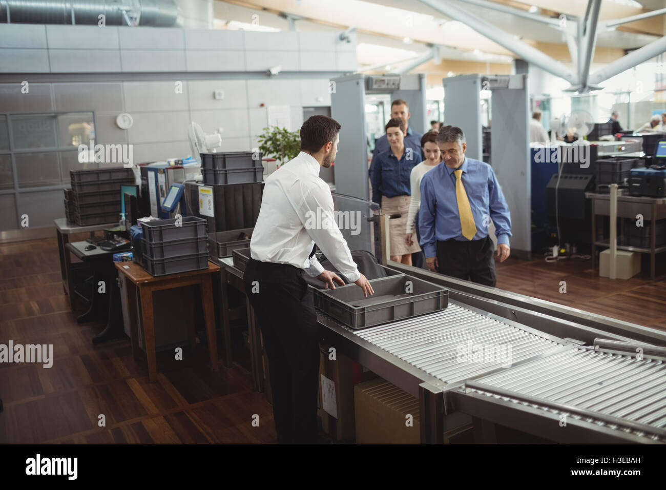 Les passagers passant par contrôle de la sécurité Banque D'Images