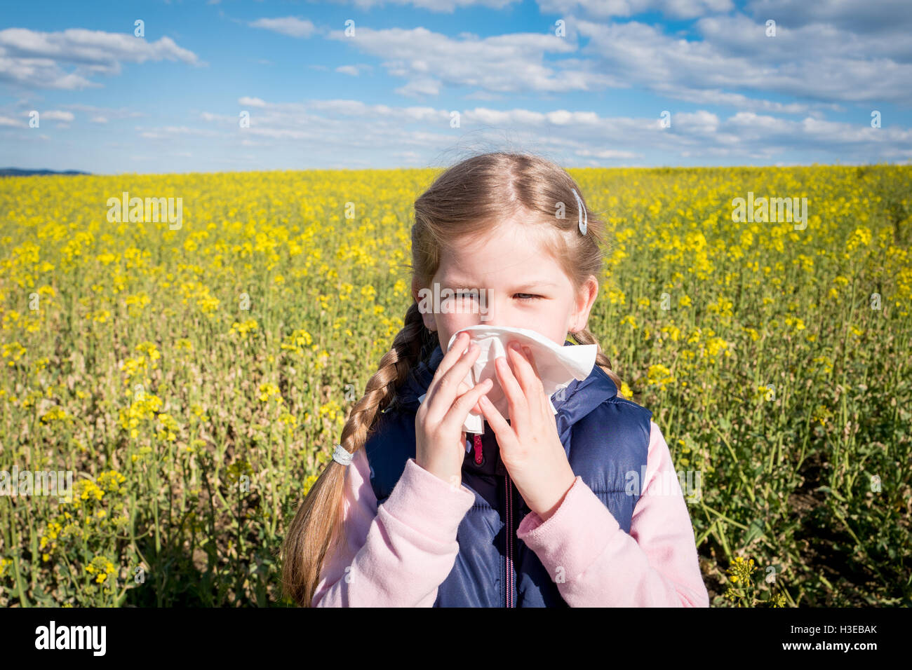 Jolie fille ne se sentait pas bien s'être mouché le nez et souffrant d'une allergie au pollen. Banque D'Images
