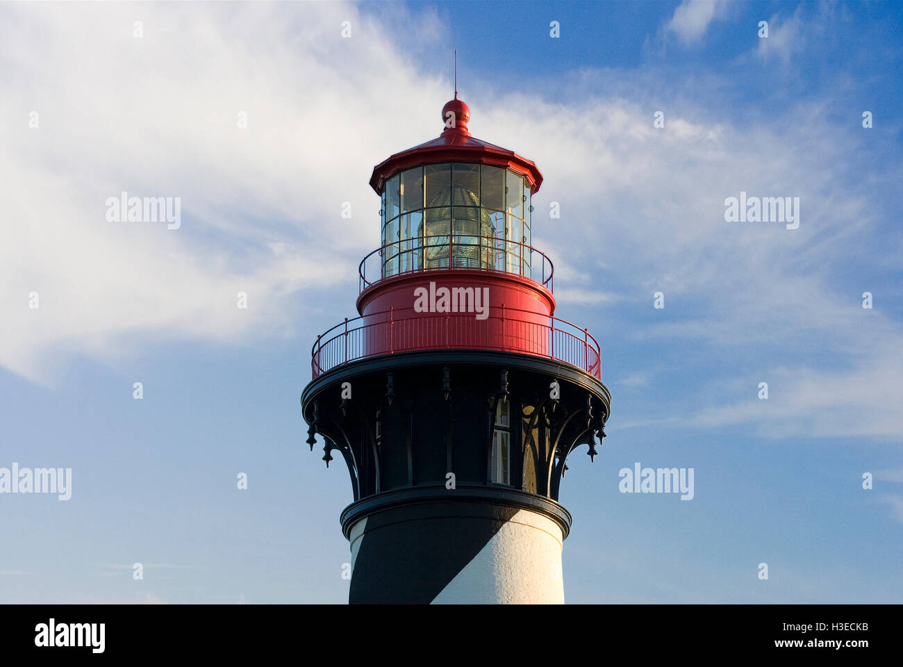 La salle de la lanterne rouge vif de St Augustine Lighthouse contre un beau ciel de la Floride et à l'intérieur d'une lentille de Fresnel. Banque D'Images