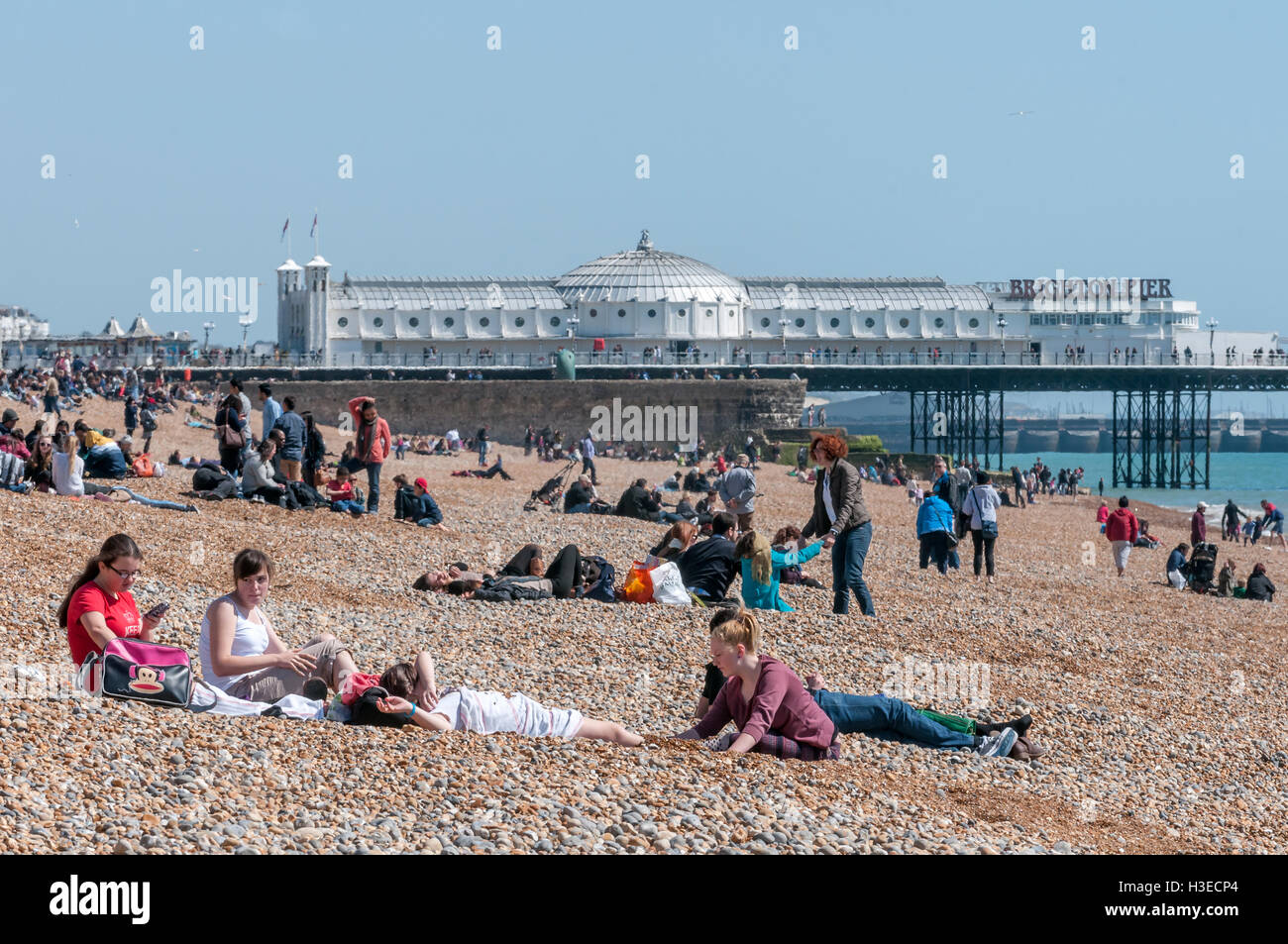 La plage de Brighton sur l'après-midi de printemps ensoleillé Banque D'Images