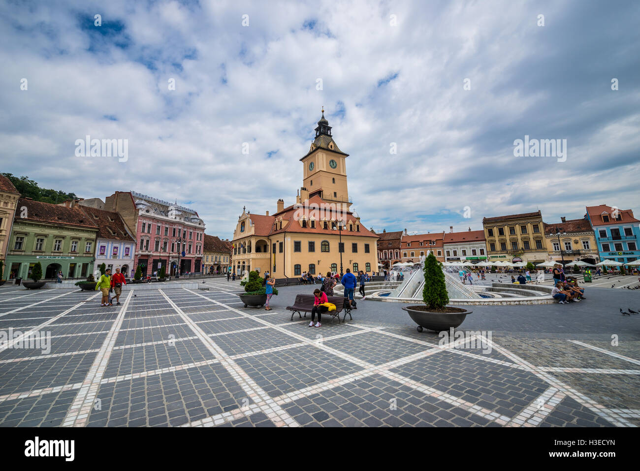 Place du conseil, la place principale de Brasov, Roumanie avec des capacités de l'ancien hôtel de ville (Maison du Conseil appelé Casa Sfatului) Banque D'Images