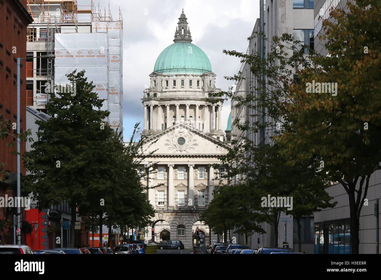 Vue sur la rue Belfast, en descendant la rue Linenhall à Belfast vers l'arrière de l'hôtel de ville son portique et dôme en cuivre vert. Banque D'Images