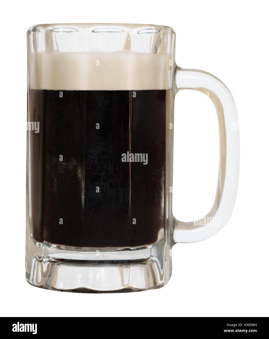 Chope de bière stout foncé isolé sur un fond blanc avec un chemin de détourage Banque D'Images