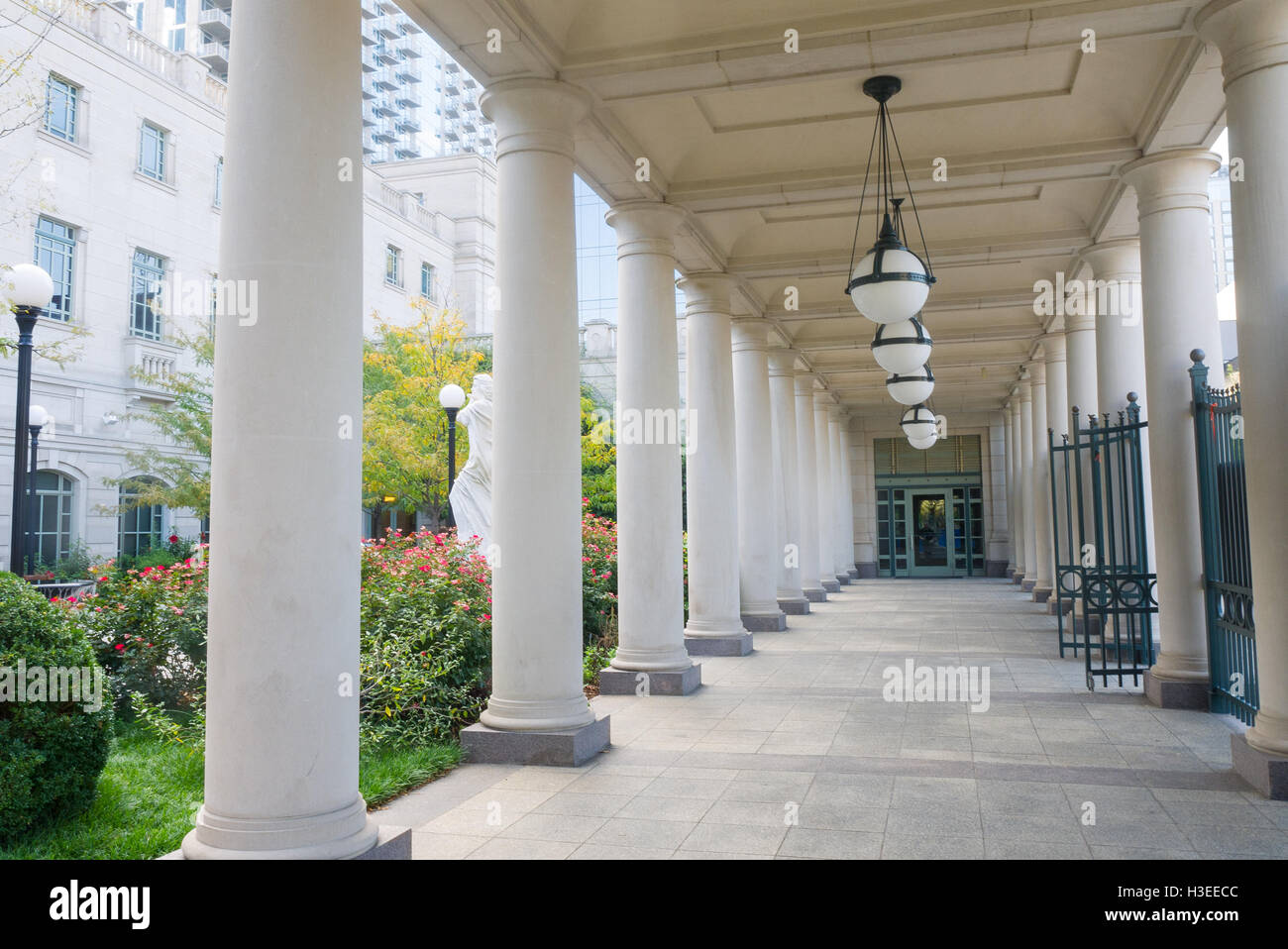 Entrée avec colonnade et jardin à Schermerhorn Symphony Center Banque D'Images