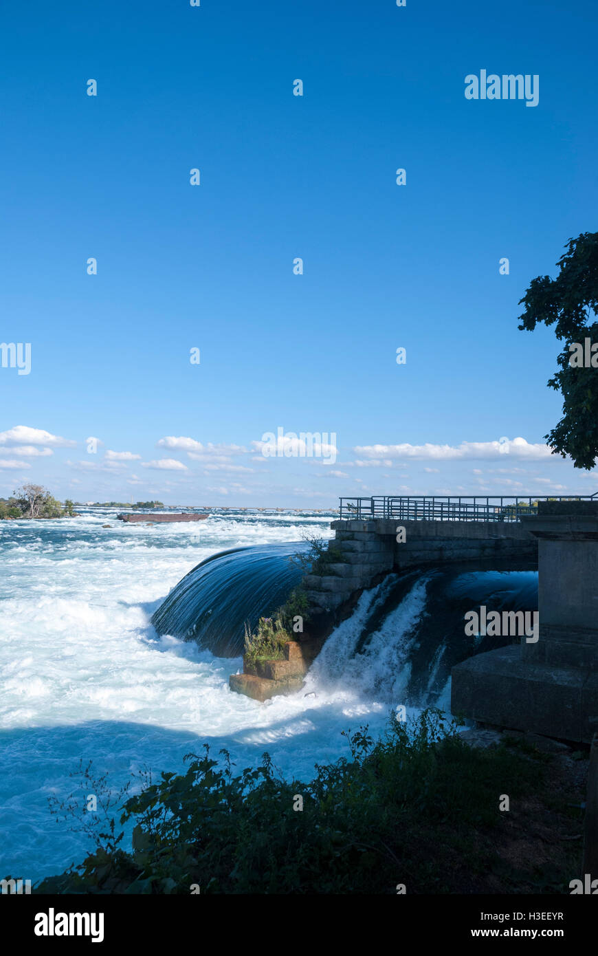 L'eau évacuée d'une centrale électrique désaffectée avec l'épave de la célèbre barge historique de Niagara s'est échouée en arrière-plan. Banque D'Images