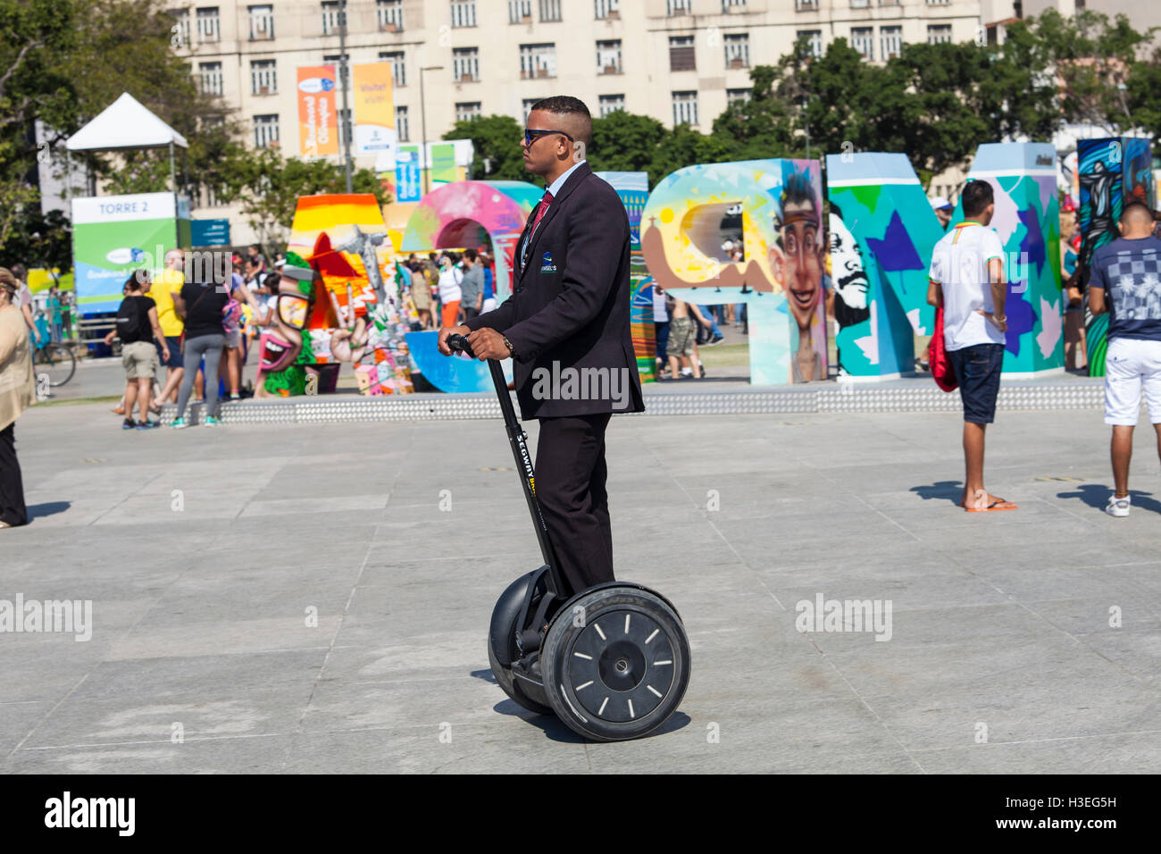 Agent de sécurité privée utilise le transporteur personnel Segway (PT), un deux-roues, l'auto-équilibrage, véhicule électrique alimenté par batterie au Pier Maua revitalisé à côté de la Praça Maua ( Maua Square ) dans le centre-ville de Rio de Janeiro, Brésil, une ancienne zone dégradée de la violence urbaine et la prostitution, dans le cadre de l'hôtel Porto Maravilha ( Projet ) Programme Port merveilleux, un projet de revitalisation de la zone portuaire de la ville. Banque D'Images