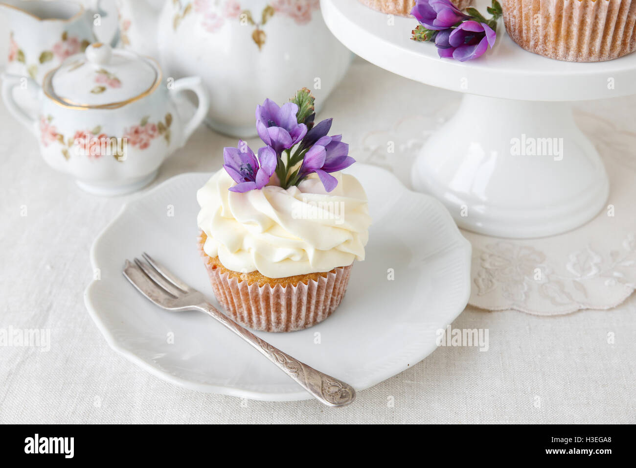 Cupcakes Avec Purple Fleurs Comestibles Pour La Tea Party Photo Stock Alamy