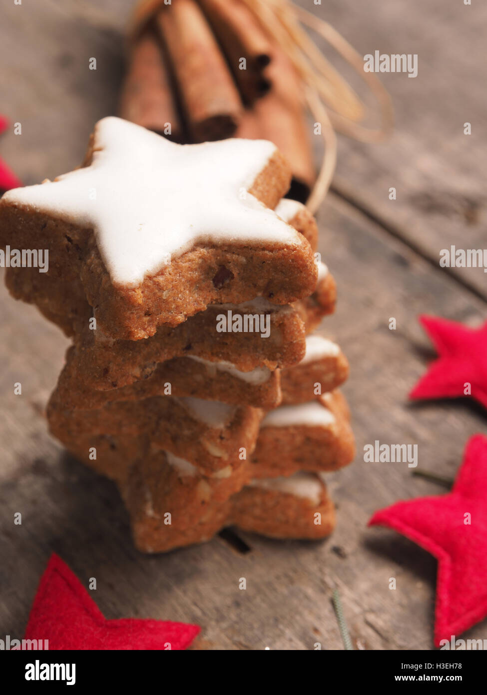 Cannelle empilés étoiles sur une table en bois rustique, selective focus sur le dessus des cookies Banque D'Images