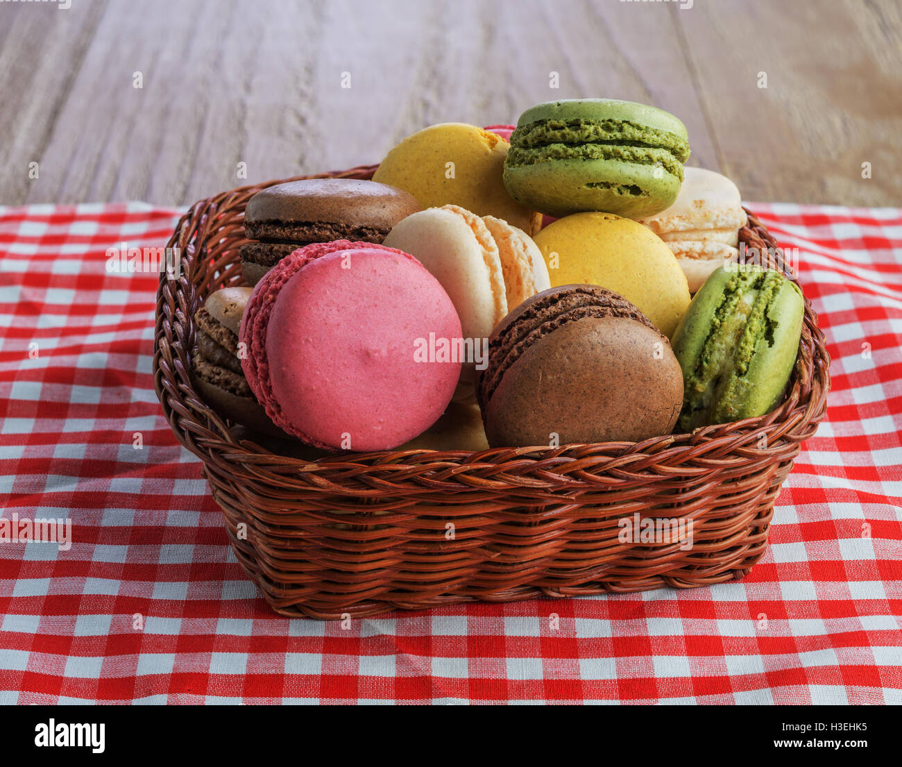 Colorés et savoureux macarons français sur le panier en osier Banque D'Images