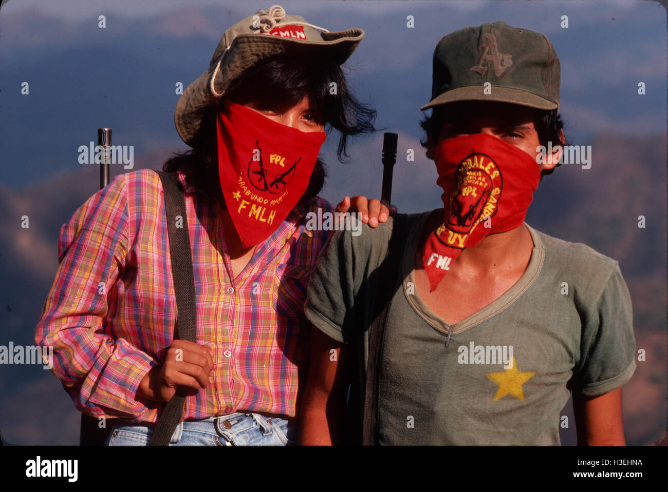 CHALATENANGO, EL SALVADOR, février 1984 : - dans le FPL Les zones de contrôle - deux combattants FPL à la recherche sur les montagnes de Chalatenango. Banque D'Images