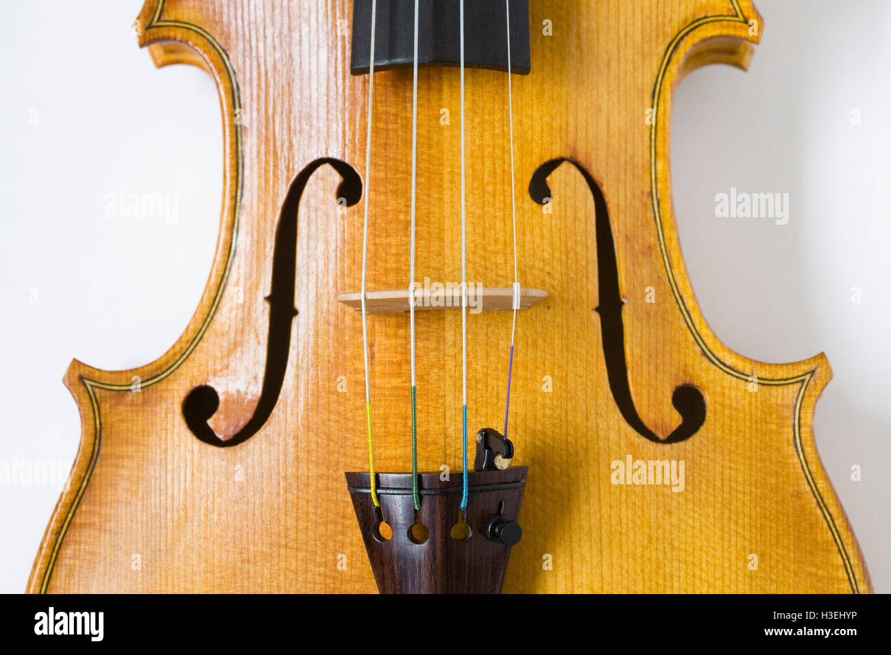 Close up d'un violon montrant le f-trous. Banque D'Images