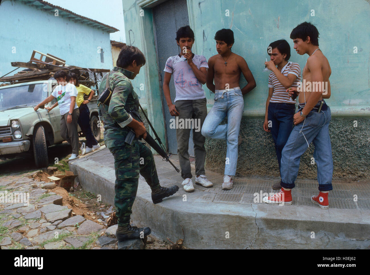 SAN SALVADOR, EL SALVADOR, mars 1982 : Déploiement de la Garde nationale par camion à partir de leur caserne. Banque D'Images