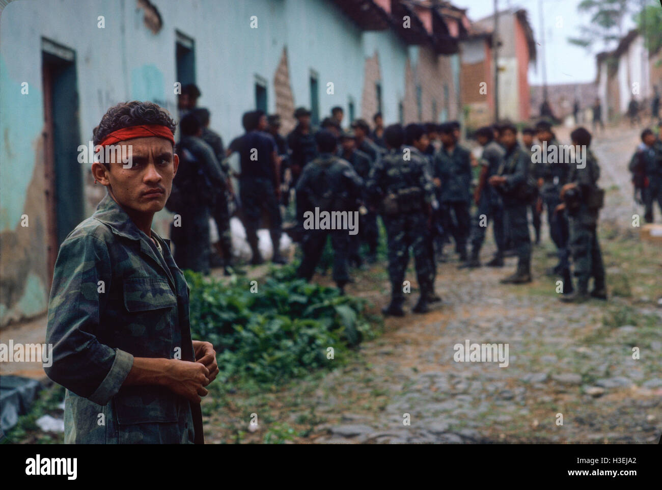 TENANCINGO, EL SALVADOR, Juillet 1986 : soldats une détente après une patrouille dans ce domaine qui a changé de camp entre l'armée et les guérilleros de nombreuses fois. Banque D'Images