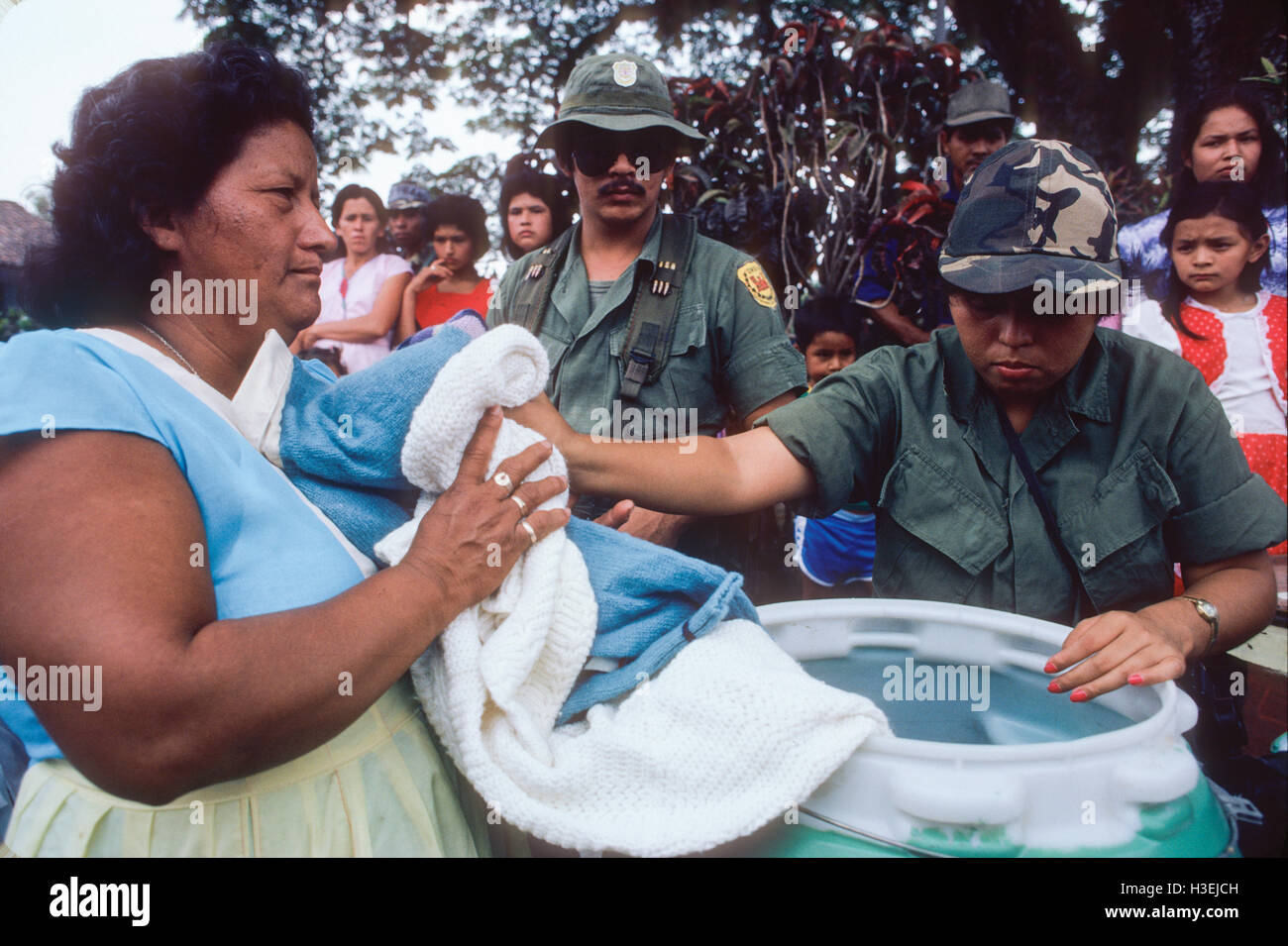 JARUSALEM, LA PAZ, EL SALVADOR, mai 1986 : à la ville de Jarusalem, La Paz l'armée distribue des barils de des vêtements donnés par les Etats-Unis. Banque D'Images