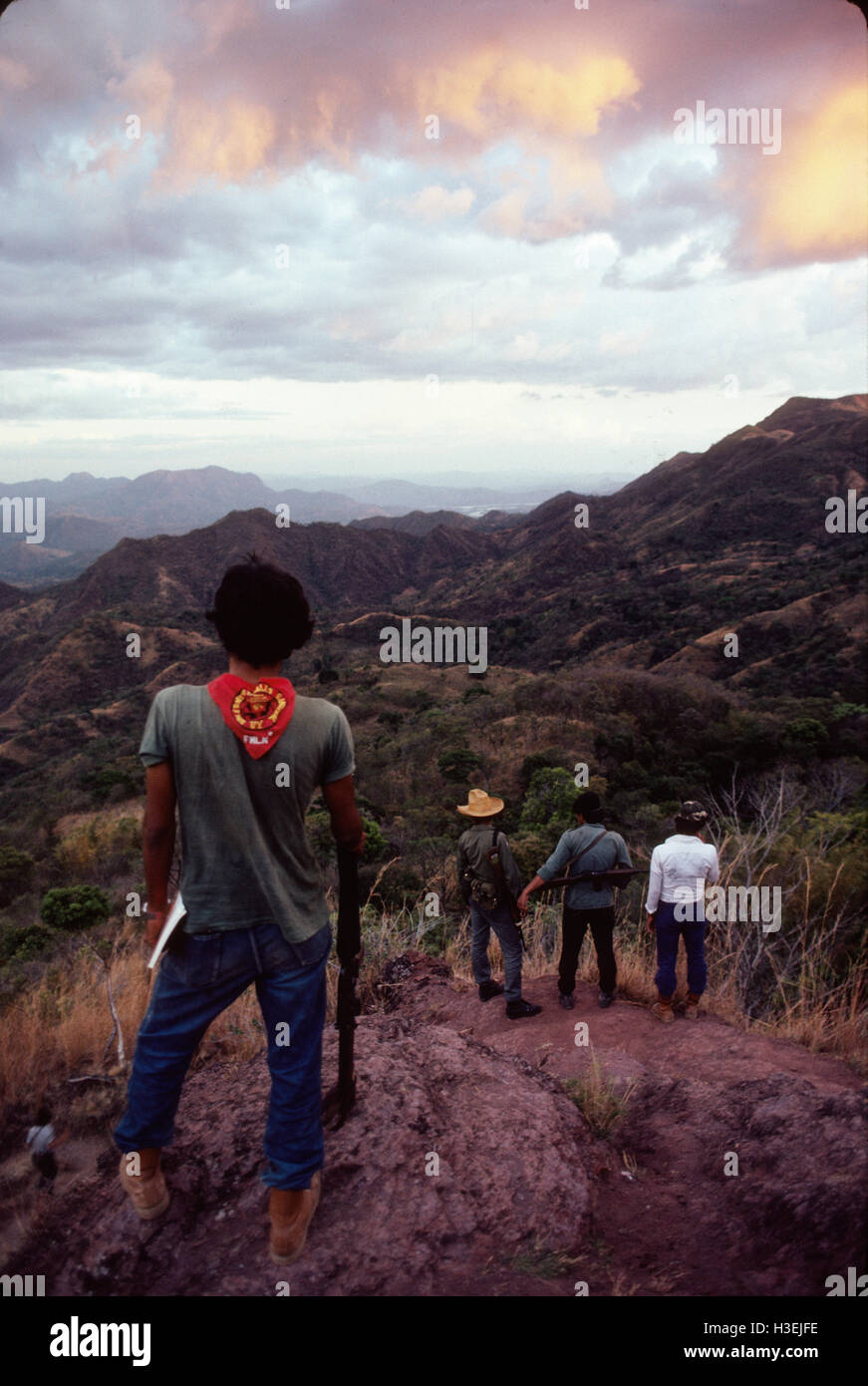 CHALATENANGO, EL SALVADOR, février 1984 : - dans le FPL Les zones de contrôle -combattants FPL à la recherche sur les montagnes de Chalatenango au coucher du soleil. Banque D'Images