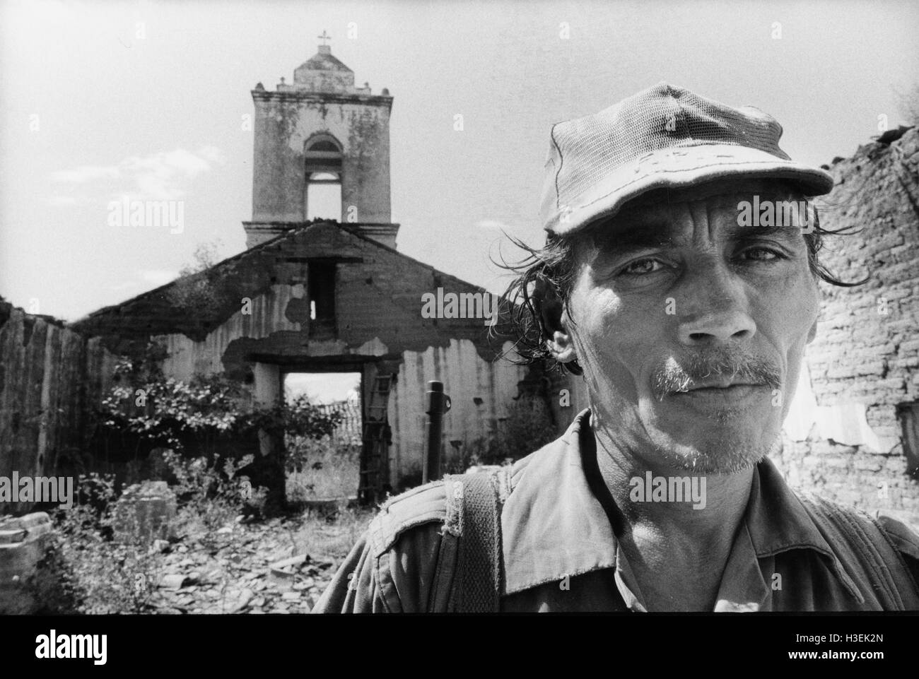 CHALATENANGO, EL SALVADOR, février 1984 : - dans le FPL Les zones de contrôle - villageois montent dans les ruines de leur église, détruite au cours d'une opération de l'armée dans la région. Banque D'Images