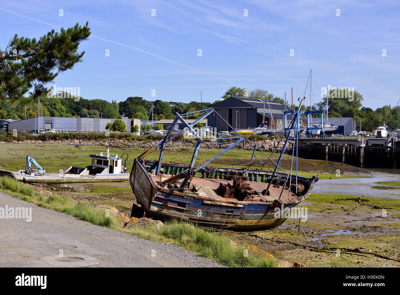 Port de Paimpol avec l'épave, une commune française du département des Côtes-d'Armor en Bretagne, dans le nord-ouest de la France Banque D'Images