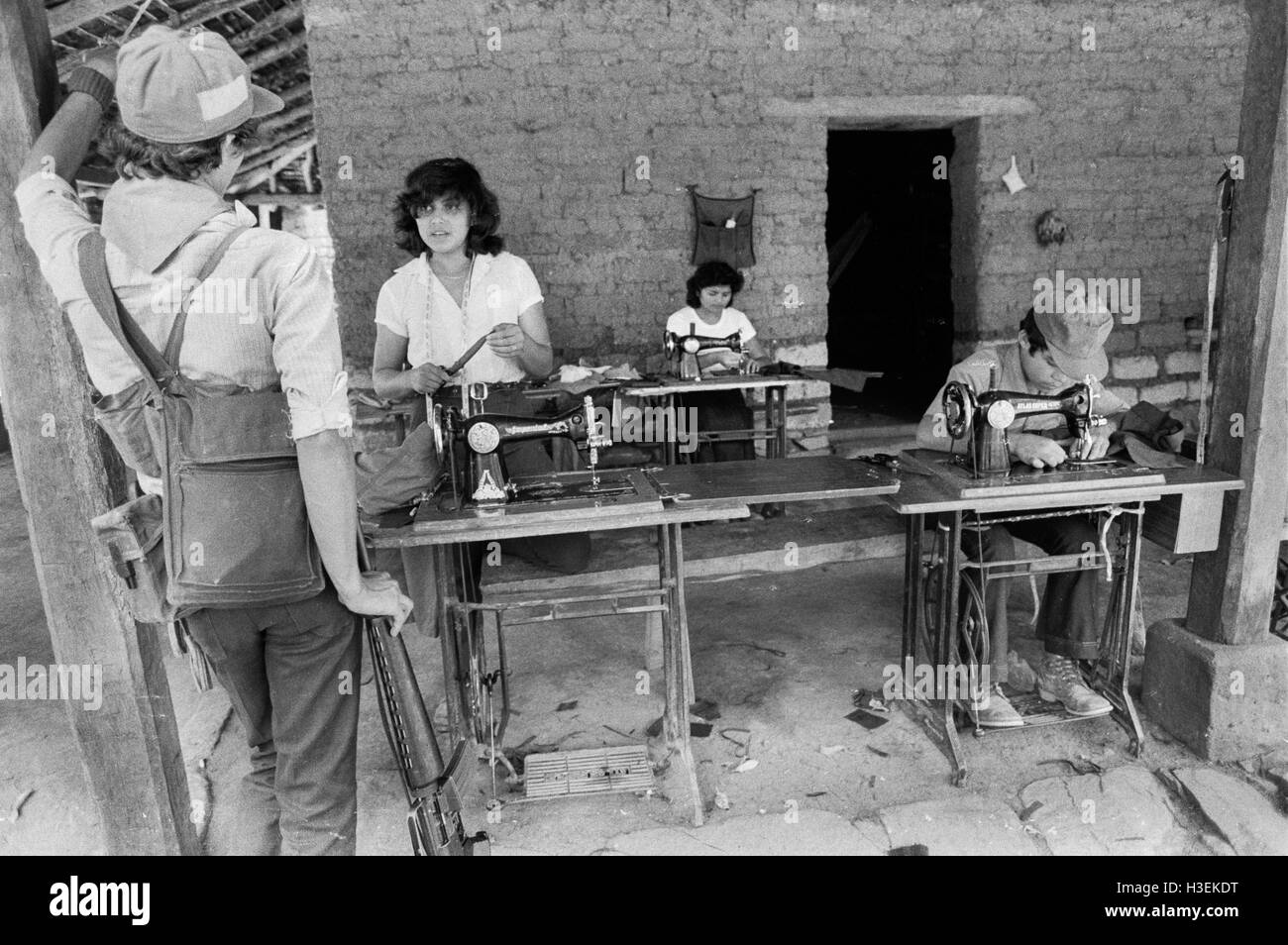 CHALATENANGO, EL SALVADOR, février 1984 : - dans le FPL Les zones de contrôle d'un atelier de décisions uniformes pour les guérilleros. Photo de Mike Goldwater Banque D'Images