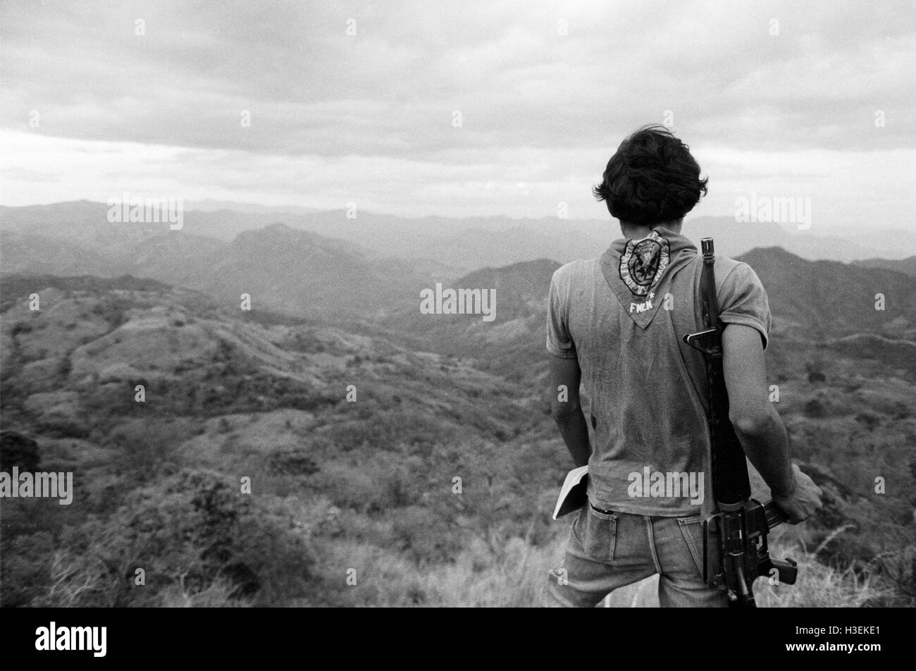 CHALATENANGO, EL SALVADOR, février 1984 : - dans le FPL Les zones de contrôle -combattants FPL à la recherche sur les montagnes de Chalatenango au coucher du soleil. Banque D'Images