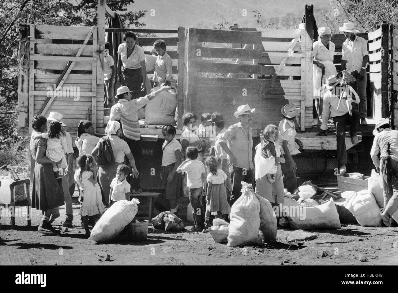 SAN SALVADOR, EL SALVADOR, FEB 1990 réfugiés salvadoriens à Accueil Retour province Morazan après neuf ans de l'autre côté de la frontière dans le camp de réfugiés à Colomoncagua hondurien. Banque D'Images