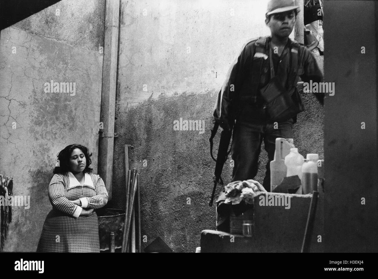 SAN SALVADOR, EL SALVADOR, Mars 1984 : armée salvadorienne mener des perquisitions maison par maison dans la capitale. Banque D'Images