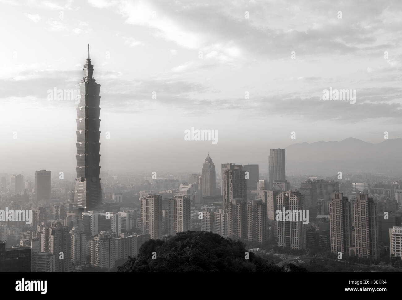 Taipei, Taiwan - le 5 janvier 2015 : Noir et blanc vue de la ville de Taipei skyline pendant le coucher du soleil Banque D'Images