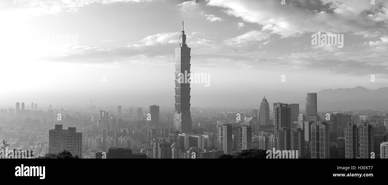 Taipei, Taiwan - le 5 janvier 2015 : Noir et blanc vue panoramique de la ville de Taipei skyline pendant le coucher du soleil Banque D'Images